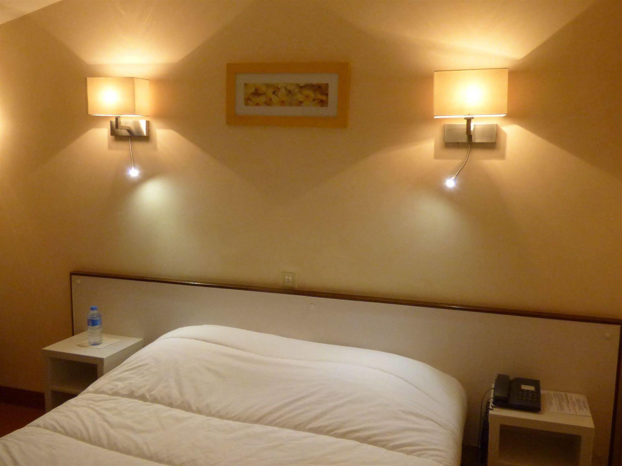 Hotel Du Centre Pierrelatte Eksteriør bilde